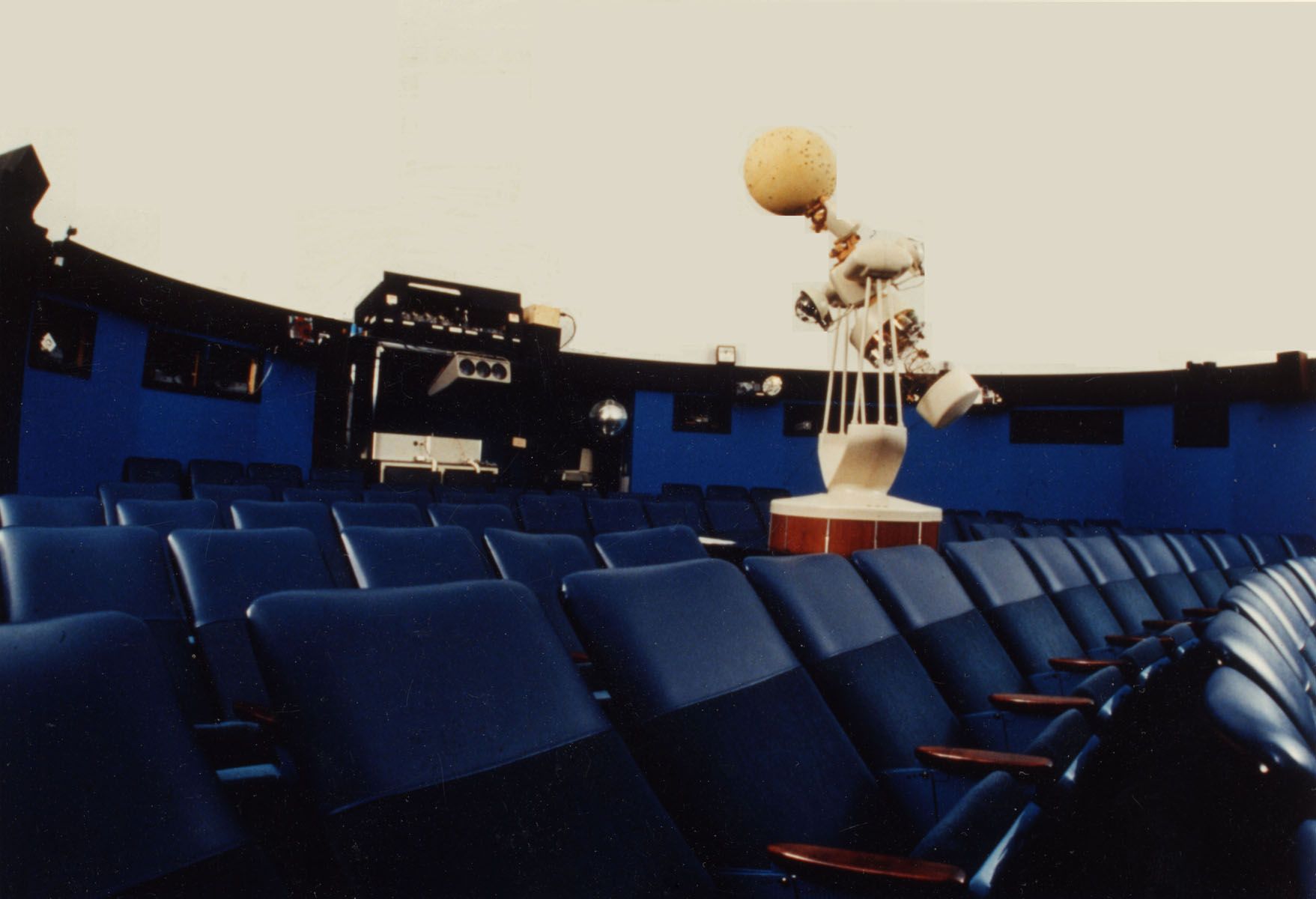 Upgraded star projector, Spitz A-4 (1970) with unidirectional seating (1980s)