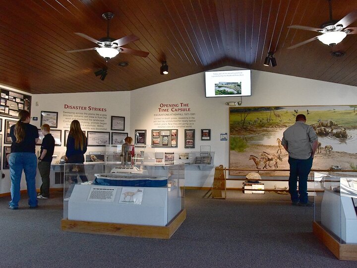 People at exhibit looking at items related to ashfall fossil beds